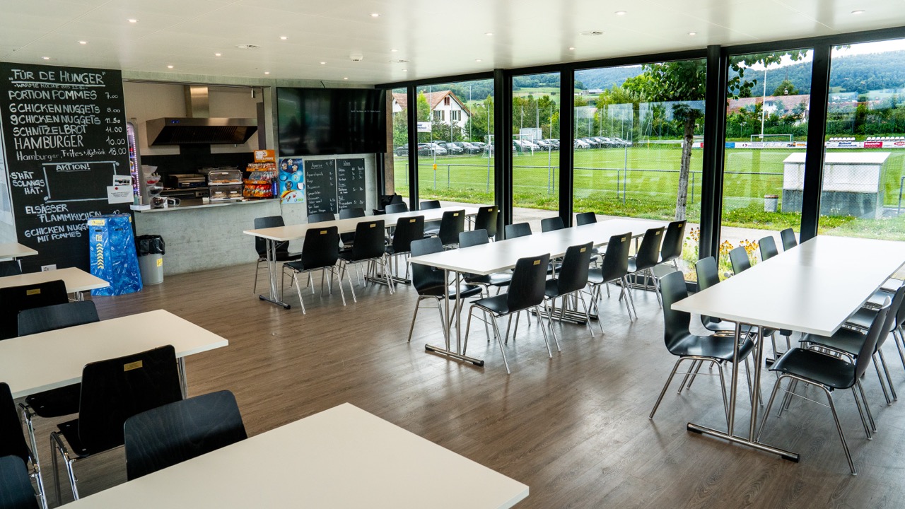 Blick in das Clubhaus mit gedeckten Tischen